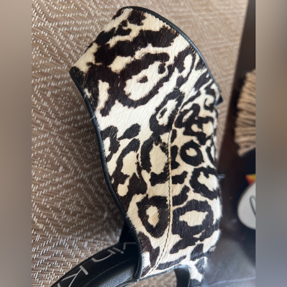 Calvin Klein Rajon Pump - Picture 6 of 8